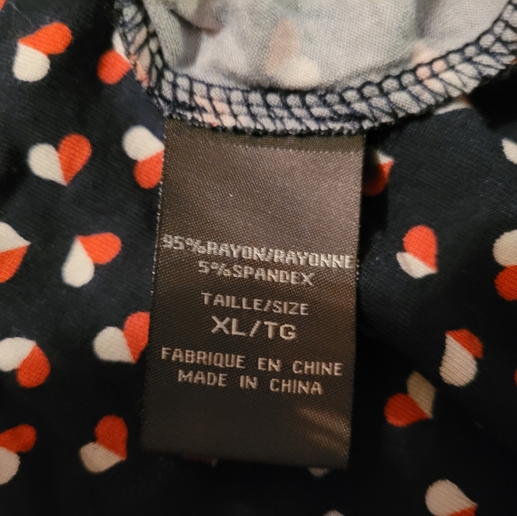 Colorful sleeveless top with bow at neck line. - Picture 3 of 4